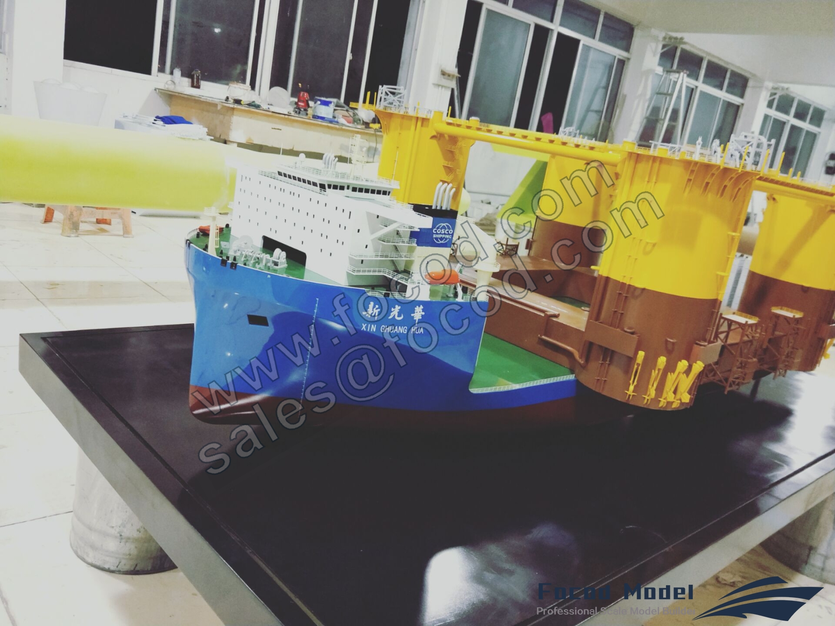 custom made model of Xin Guang Hua semi-submersible heavy lift vessel with cargo